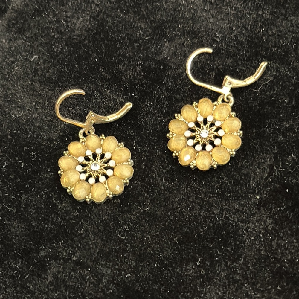 Cute gold floral earrings! - Picture 2 of 2
